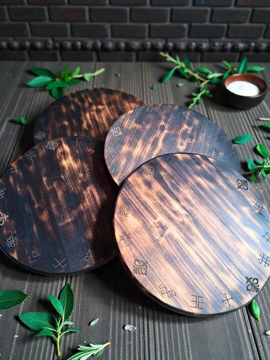 Kļavas koka dēlis ar latviešu spēka zīmēm – apdedzināts